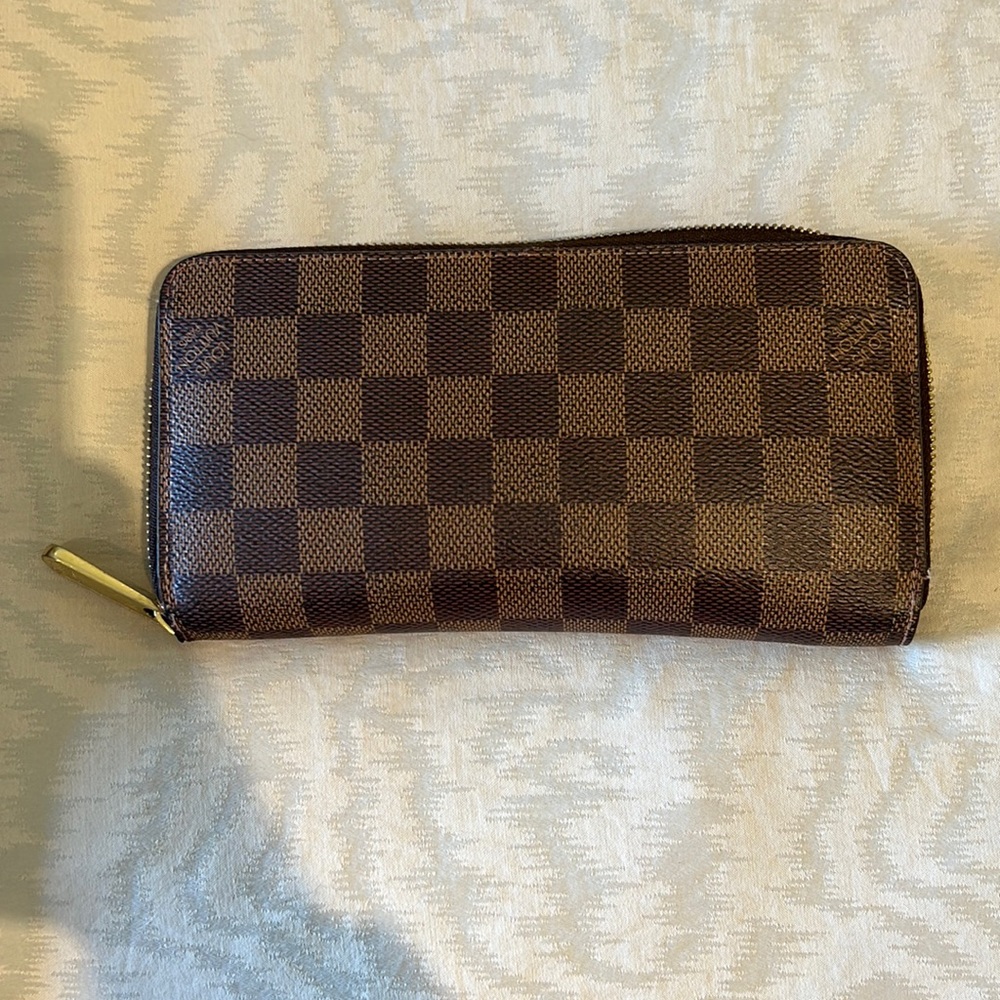 Louis Vuitton zippy wallet
